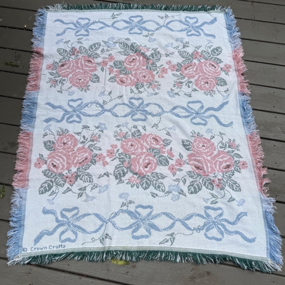 1.a.0.0.00.8 Vtg Crown Crafts Woven Throw Blanket Roses Bows Fringe 56.5x43